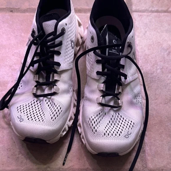 On Running Women's Athletic Shoes - White - Picture 2 of 6